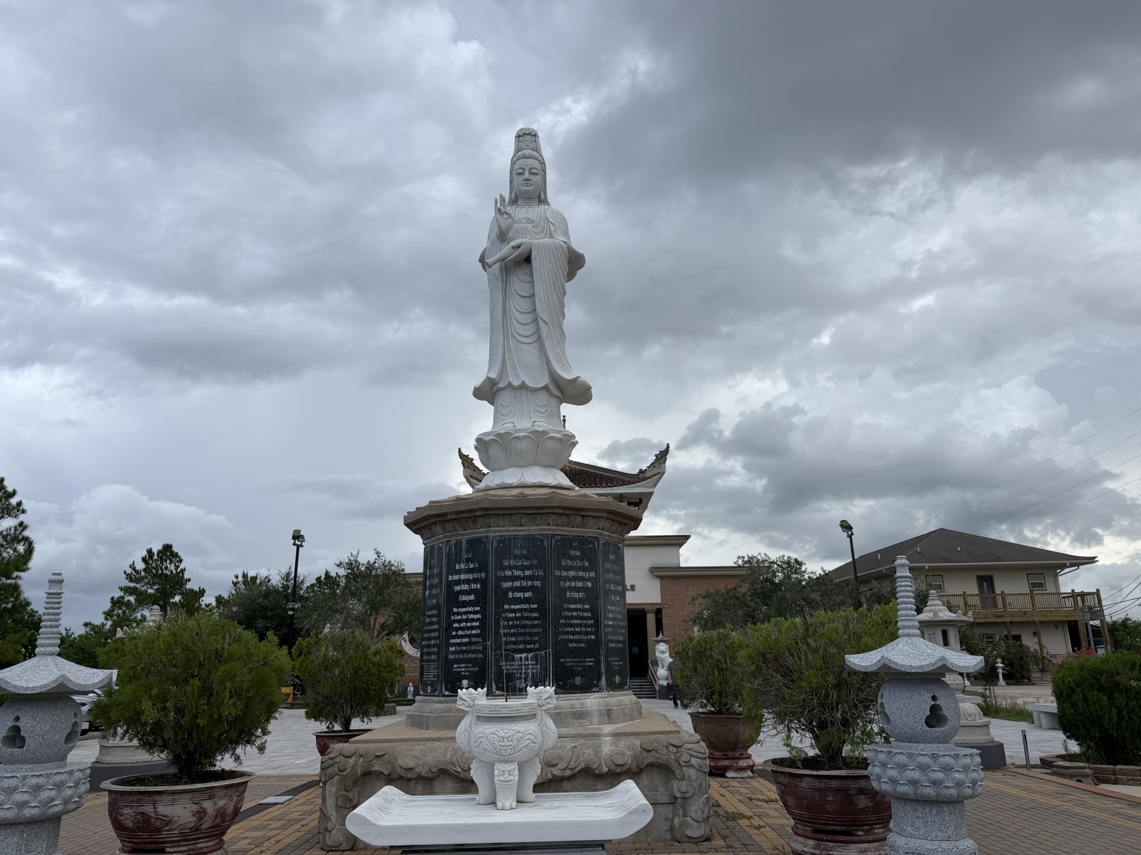 The Quan Âm statue in the courtyard of Chùa Hương Lâm